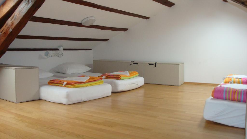 Hostel Alieti Izola Rum bild
